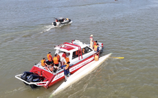 Lật thuyền đua, 12 vận động viên rơi xuống sông Đồng Nai