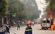 Xe ô tô 16 chỗ đang lưu thông trên phố đông người bất ngờ bốc cháy ngùn ngụt