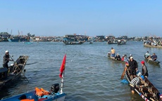 Giải đua ghe bị hủy vì chìm thuyền khiến 2 mẹ con tử vong