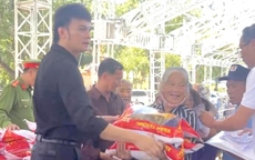 NSƯT Kim Tiểu Long trao 10 tấn gạo và quà tặng nông dân nghèo tại Lâm Đồng