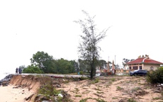 Đền Ngư Ông chênh vênh trước sóng dữ