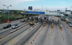 Hình ảnh đang tháo dỡ trạm thu phí T3 trên Quốc lộ 51