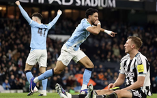 Biến Newcastle thành cựu vương, Man City vào chung kết League Cup