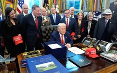 Tổng thống Donald Trump ký dự luật ngân sách, chính phủ Mỹ mở cửa trở lại