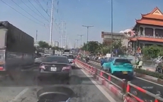 Ô tô taxi ngang nhiên chiếm làn xe máy ở TPHCM