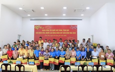 Công nhân tại Cần Thơ nhận quà Tết, thêm động lực bước vào năm mới