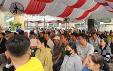 Hình ảnh người dân đón nhận hàng ngàn phần quà dịp Tết đến xuân về