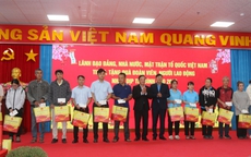 Phó Chủ tịch Quốc hội Nguyễn Khắc Định trao quà Tết cho công nhân, người dân vùng lũ Khánh Hòa