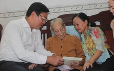 Phó Bí thư Thường trực Thành ủy TPHCM thăm Mẹ Việt Nam Anh hùng và trẻ em khó khăn
