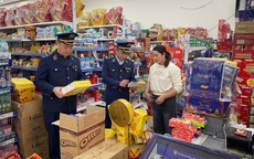 Kiểm soát chặt thực phẩm từ chợ, quán ăn đến bán online dịp Tết