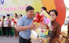 Trao 750 phần quà cho người nghèo, công nhân xa quê, trẻ em vượt khó học tốt