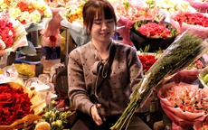 VIDEO: Khám phá chợ hoa lớn nhất Thủ đô Hà Nội dịp giáp Tết