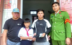 Nhặt được chiếc ví chứa nhiều tiền mặt, nam sinh cùng bố lập tức trình báo