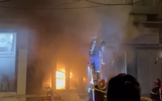 Cháy nhà ở TPHCM lúc rạng sáng, 4 người bị mắc kẹt