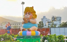 Linh vật ngựa “mặt cộc”, cầm iPhone ở Quy Nhơn gây sốt mạng xã hội