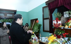 Chủ tịch Quốc hội Trần Thanh Mẫn dâng hương tưởng nhớ Chủ tịch Hồ Chí Minh tại Nhà 67