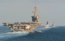 Iran tấn công tàu sân bay Mỹ; rộ tin cựu Tổng thống Ahmadinejad  thiệt mạng