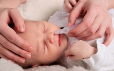 Có nên rửa mũi cho bé hằng ngày để phòng bệnh?