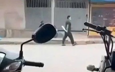 Bất ngờ lao vào chém trọng thương người uống cà phê rồi cầm dao "đi dạo" trên đường