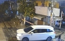 Cố tình băng qua barie đường sắt, tài xế ở TPHCM bị xử lý