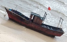 Tàu gỗ dài 15m, không người dạt vào bờ biển Quảng Trị