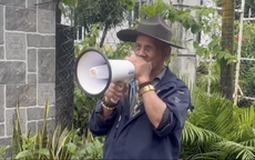 Xúc động hình ảnh cụ ông cầm loa nhắc nhở người dân đi bầu cử