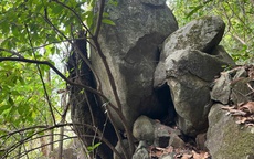 Khối đá nặng hàng tấn nằm cheo leo trên đèo Bảo Lộc