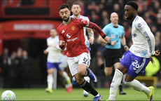Fernandes chạm tay kỳ tích, Man United "bắn hạ" Aston Villa