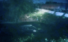 Băng qua đường sắt, xe ô tô bị tàu hỏa tông văng xuống mương nước