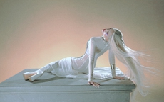 Phùng Khánh Linh với món quà đặc biệt