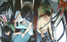 Tài xế cùng 2 phụ xe đánh bạc khi điều khiển xe khách phóng vun vút trên cao tốc