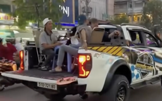 Ngang nhiên ngồi thùng xe bán tải ăn uống giữa đường ở TPHCM