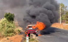 Ô tô cháy rụi trên cung đường du lịch Mũi Né – Bàu Trắng