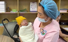 Giao 1 gia đình tại TP Đà Nẵng nuôi dưỡng bé gái bị "vùi lấp" trong lô cao su ở Gia Lai