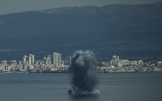 Iran liên tiếp tung đòn đáp trả, áp lực từ Mỹ và Israel tiếp tục gia tăng