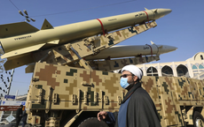 Iran tuyên bố trút tên lửa lên căn cứ Mỹ, ông Donald Trump gọi NATO là "hổ giấy"