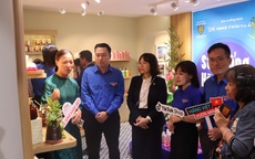 Hàng Việt "xuống" phố Tràng Tiền, thu hút giới trẻ