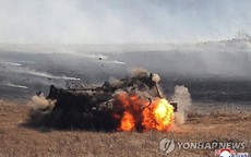 Triều Tiên công bố hình ảnh con gái nhà lãnh đạo Kim Jong-un lái xe tăng