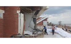 Loạt biệt thự ở Hà Tĩnh đổ nát sau bão: Yêu cầu khắc phục trước ngày 30-4