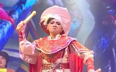 Cú trượt từ mạng ảo đến sân khấu thật