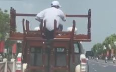 Công an TP Huế thông tin vụ "xe bán tải biển xanh chở người "đánh đu" phía sau thùng"