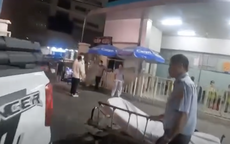 Công an phường ở TPHCM dẫn đường đưa đôi vợ chồng đến bệnh viện