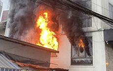 Cháy dữ dội nhà 7 tầng, phá mái nhà đưa thang xuống cứu người