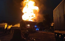 Cháy ngùn ngụt kèm nổ lớn ở công ty sơn tại TPHCM