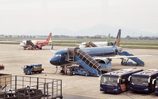 Giá vé máy bay "nóng" theo xăng dầu, nhiều gia đình tính lại kế hoạch nghỉ lễ 30-4