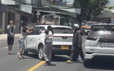 CLIP: Người chồng đập phá xe taxi chở vợ giữa phố