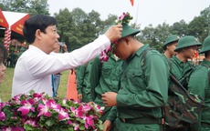 TPHCM: Lễ giao, nhận quân trang trọng tại Ban Chỉ huy phòng thủ khu vực 2 - Phú Lợi