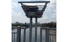 Khung sắt thành nơi chứa rác