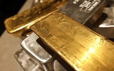 Vàng "mắc kẹt" tại Dubai, nhà buôn xả hàng