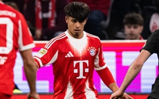 Nghịch lý: Tài năng 17 tuổi từ Thái Lan ra mắt Bayern Munich, nhưng không thể lên tuyển Thái